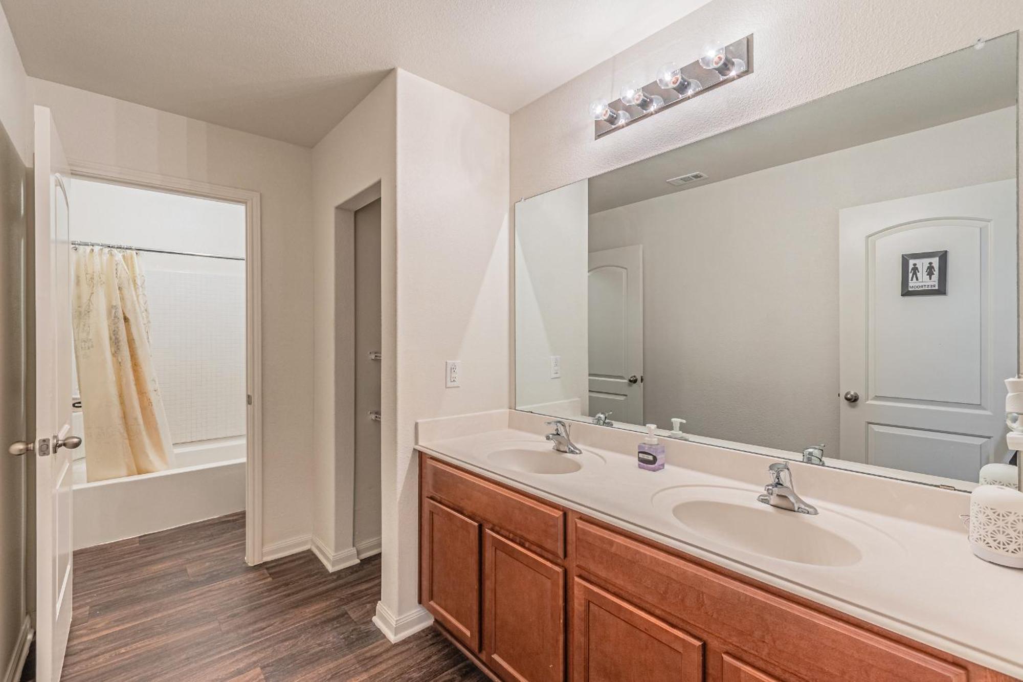 Luxury 5Br Dallas Retreat With Business Amenities - Perfect For Business Travelers, Families & Groups Exterior photo